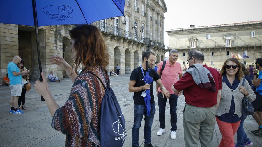 Galicia, contra los cicerone sin carné. No vale cualquiera para ejercer, por mucho que conozca una ciudad o un Bien de Interés Cultural (BIC). Ha de tener carné.