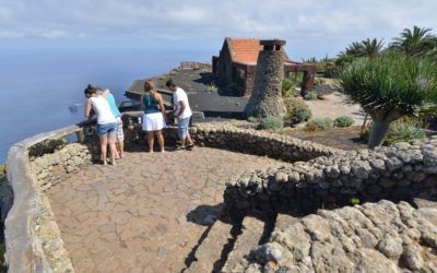 Canarias convoca los exámenes para obtener el carné de Guía de Turismo