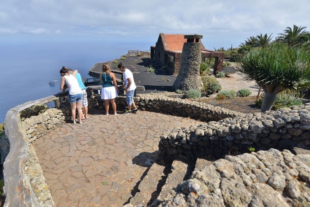 Canarias convoca los exámenes para obtener el carné de Guía de Turismo