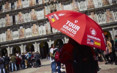 La Asociación Profesional de Guías de Turismo de Madrid (APIT) exige que se acabe con esa competencia desleal. «Estas personas no tienen la titulación oficial, la mayoría no paga impuestos ni cotiza a la Seguridad Social y son explotados por sus empresas»