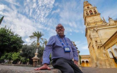 Luis Recio, decano de los guías de turismo: «En Córdoba no caben muchos turistas más»