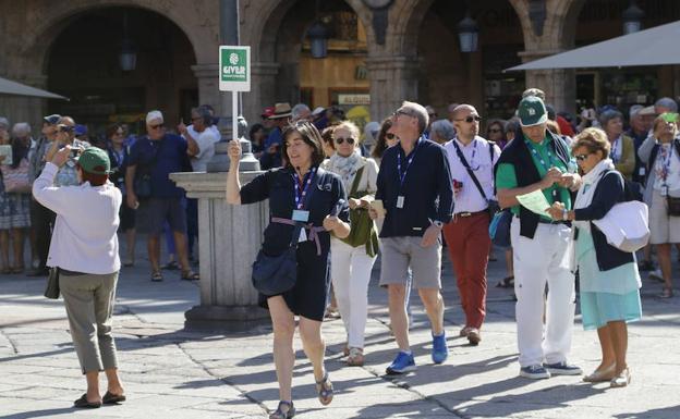 La Junta de Castilla y León podrá multar con hasta 90.000 euros, en situaciones muy graves, a personas o empresas que ejerzan como guías de turismo sin estar acreditados.
