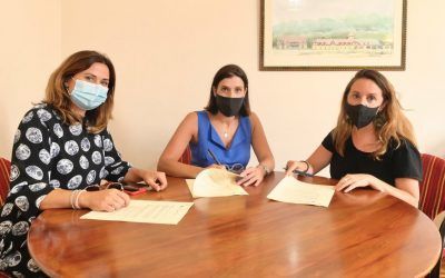 El Ayuntamiento de Santander firma un convenio con APIT para favorecer el reconocimiento de los guías de turismo.