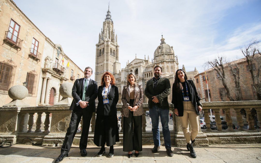 La alcaldesa de Toledo anuncia la adhesión de ‘Puy du Fou’ al Año Alfonsí con una recreación de la entrada del rey a Toledo en la firma del Convenio entre la empresa y CEFAPIT.