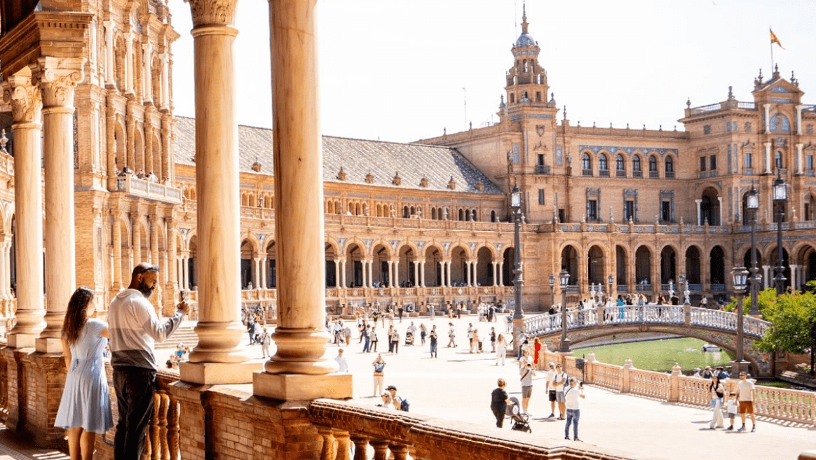 Turistas en la Plaza de España de Sevilla